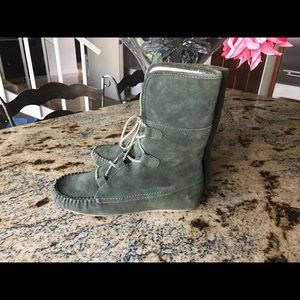 MINNETONKA women’s suede boots